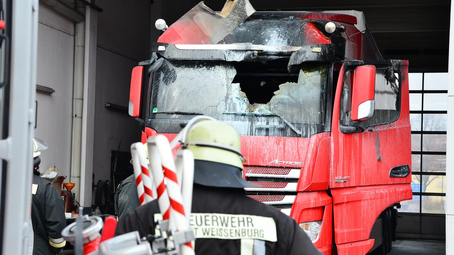 Mitarbeiter einer Weißenburger Reifenfirma reagierten schnell - und bekämpften die Flammen am Lkw.
