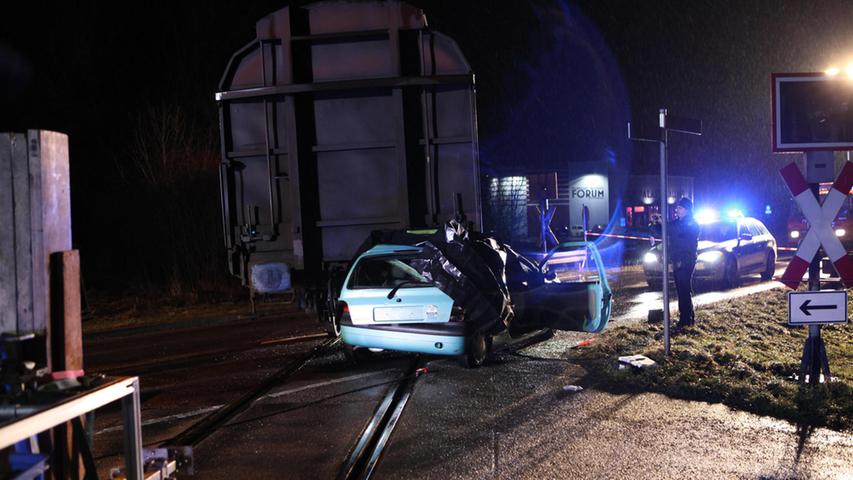 Güterzug rammt Twingo: Tod an unbeschranktem Bahnübergang