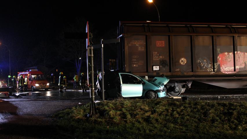 Güterzug rammt Twingo: Tod an unbeschranktem Bahnübergang