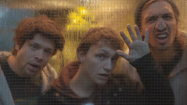 Die deutsche Akustik-Pop-Band Liedfett verwendet ausschließlich akustische Instrumente. Die Themen ihrer Songs sind vielfältig und behandeln unter anderem Alkoholkonsum, Liebeskummer oder Gesellschaftskritik.