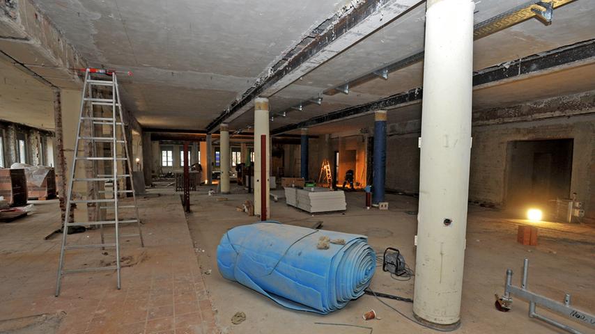 Bis Anfang 2016 sind Handwerker fast rund um die Uhr mit der Sanierung des Gebäudes beschäftigt.