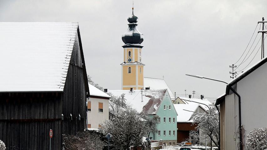 In Günching hüllte die weiße Pracht den Ort in eine winterliche Atmosphäre.