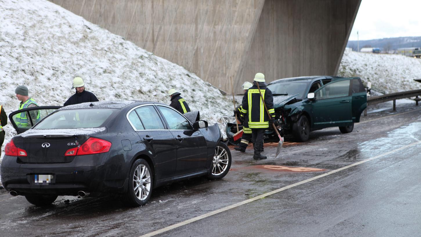 Zu einem frontalen Zusammenstoß zweier Autos kam es am Freitagmorgen auf der B13 bei der Abzweigung Lehrberg.