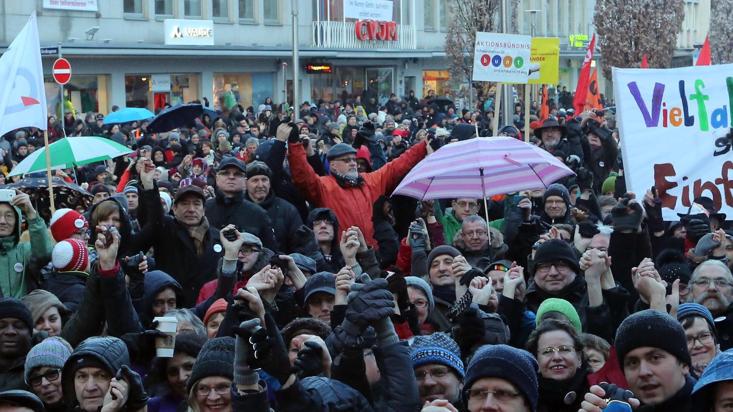 "Nürnberg ist bunt": Das demonstrierten etwa 3000 Menschen am Freitagabend am Kornmarkt.