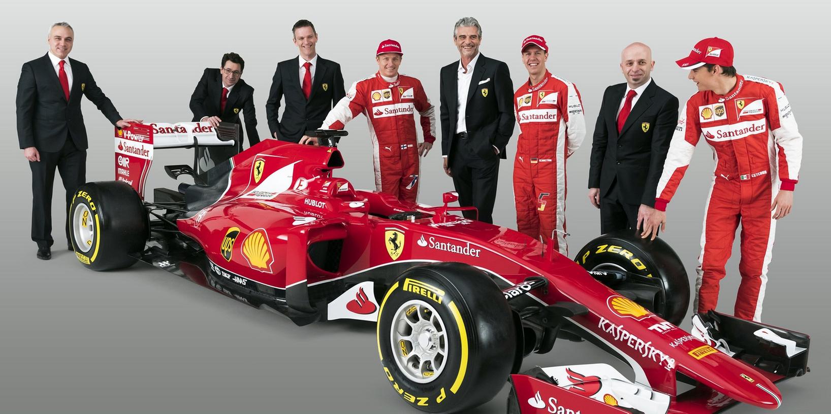 Stolz präsentiert das Ferrari-Team den neuen Rennwagen.