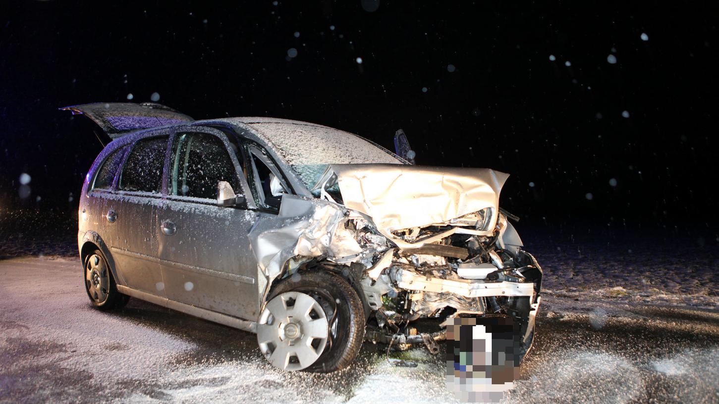 Dieser silberne Opel Meriva war am Freitag an einem der Glatteisunfälle im Landkreis Ansbach beteiligt.