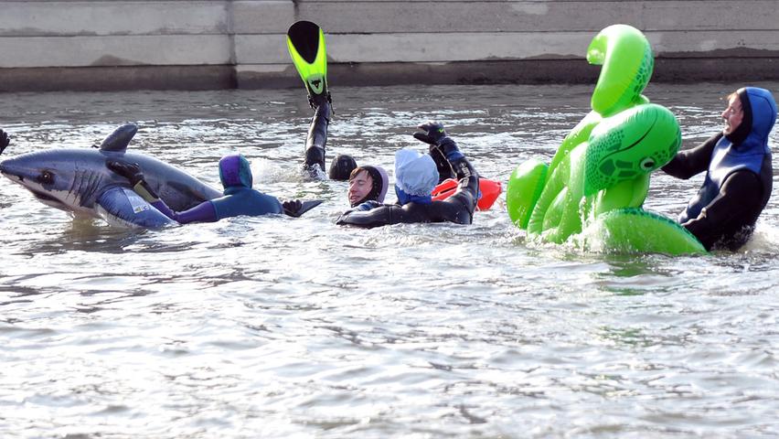 Eiskalter Härtetest: 2000 Mutige springen in die Donau