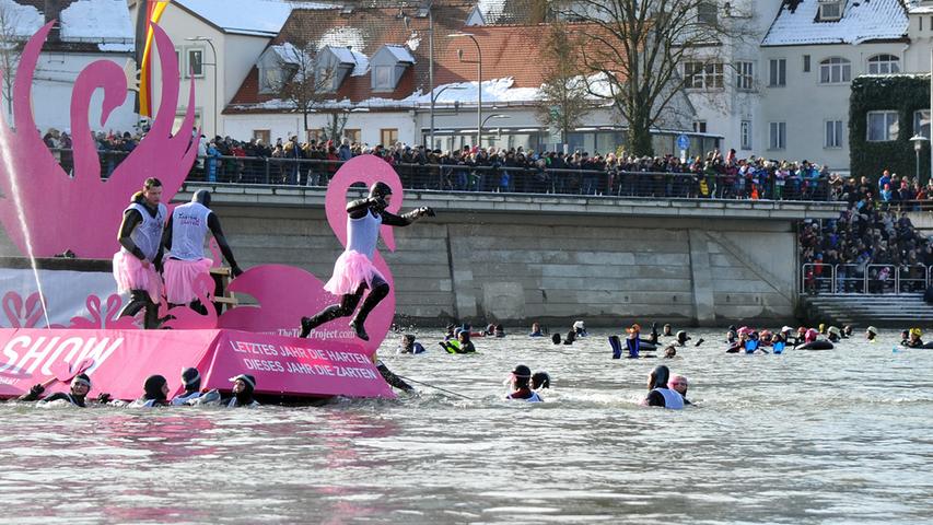 Eiskalter Härtetest: 2000 Mutige springen in die Donau