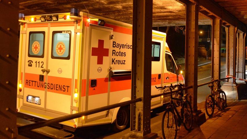 In Fürth ist ein 28-Jähriger in der Nacht zum Sonntag nach einer Auseinandersetzung mit einem scharfen Gegenstand tödlich verletzt worden.