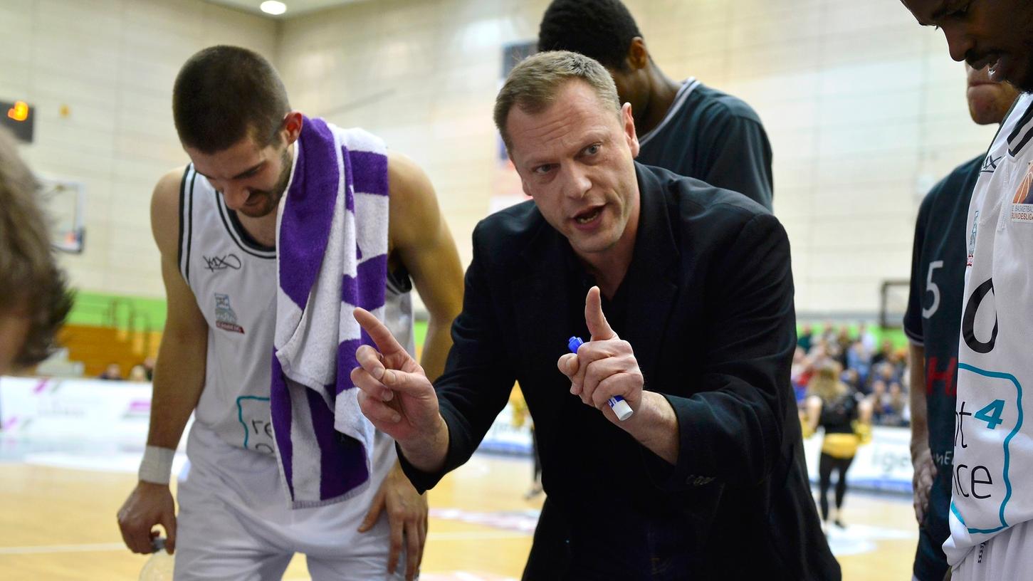 Der Trainer von Nürnbergs Basketballern, Ralph Junge, kann künftig vielleicht auch auf Nachwuchs-Talent Haris Hujic zählen.