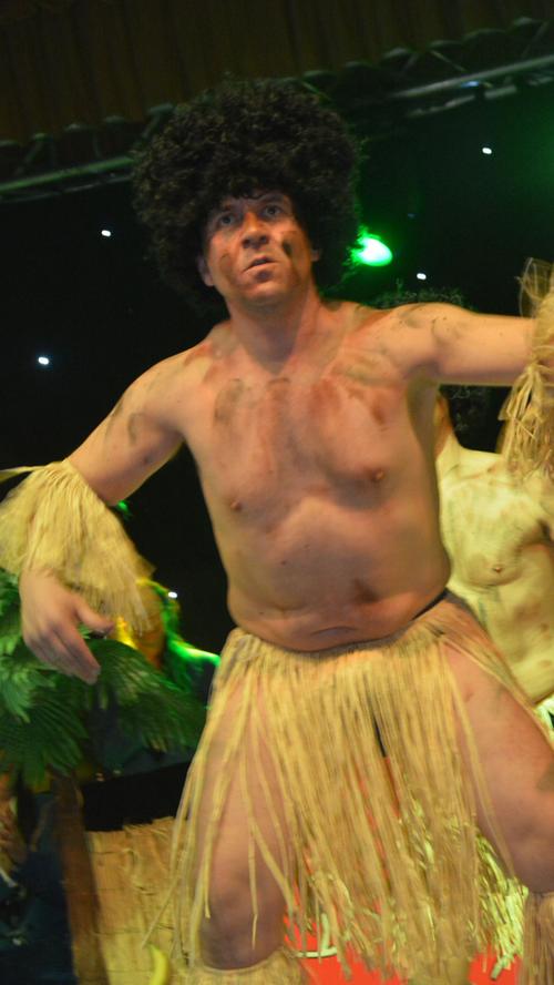 Für einen der Höhepunkte des Abends sorgte das Männerballett. Passend zum Titel des Programms, der "Dschungel-Liebe", stürmten die Narren als spärlich bekleidete Tarzans die Bühne.