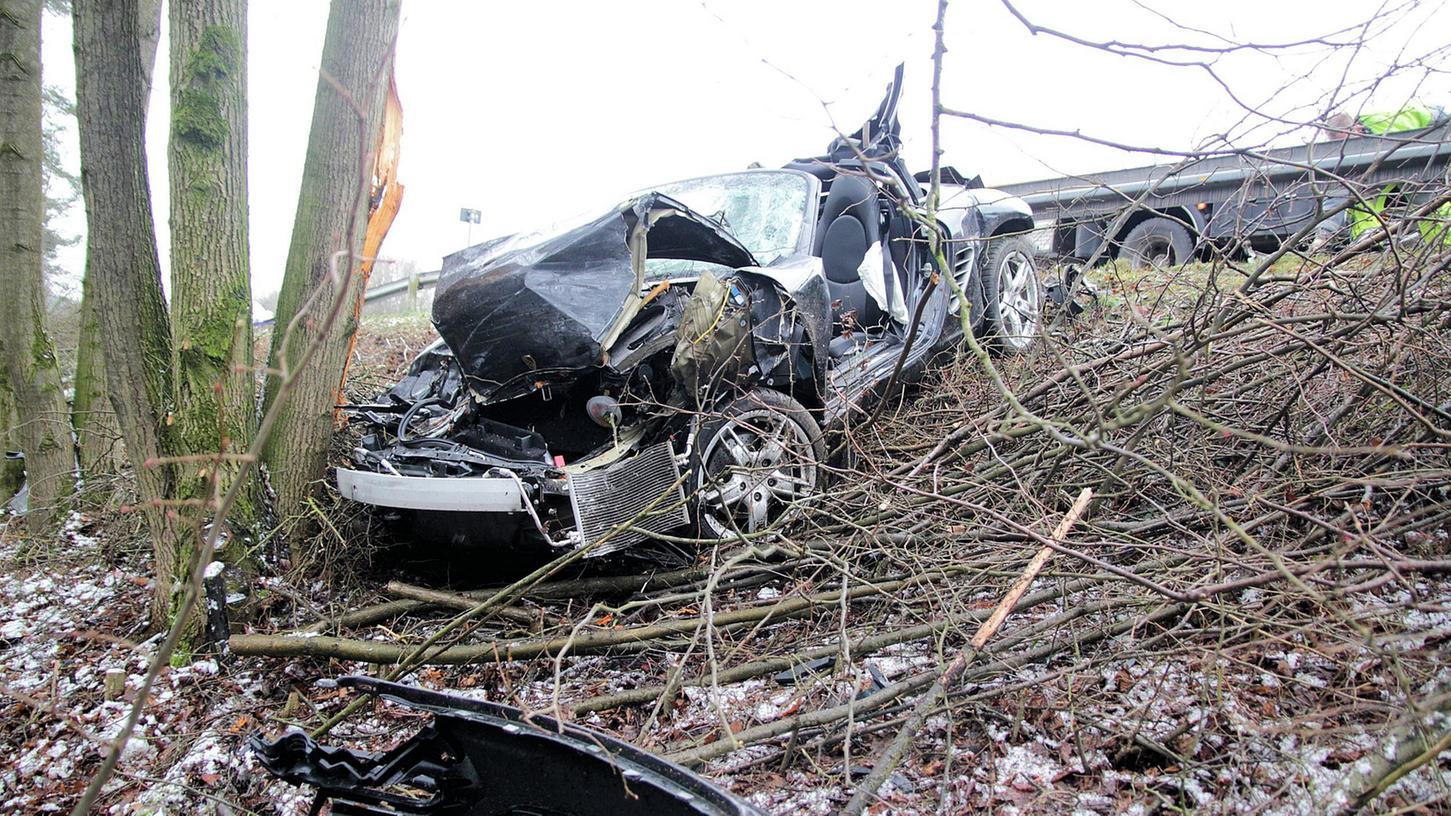 Der Porsche flog von der A3 in eine Böschung und wurde dabei komplett zerstört.