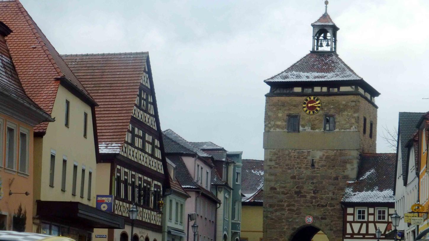 In Scheinfeld ist bereits der Verlust einer Hausarztpraxis zu beklagen! Dem Trend eines dramatischen Ärztemangels entgegenzuwirken, ist man in der LAG Südlicher Steigerwald bemüht und hofft auf die notwendige Unterstützung der Politik. In Scheinfeld ist bereits der Verlust einer Hausarztpraxis zu beklagen! Dem Trend eines dramatischen Ärztemangels entgegenzuwirken, ist man in der LAG Südlicher Steigerwald bemüht und hofft auf die notwendige Unterstützung der Politik.