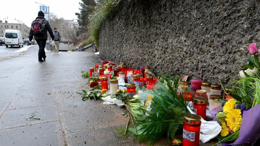 Viele Menschen bekundeten ihre Trauer in den vergangenen Tagen mit Blumen und Kerzen, um an die Gewalttat zu erinnern.