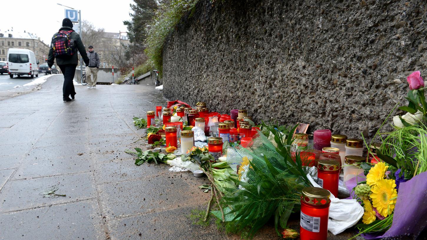 Der Tag nach der Messerattacke: In der Jakobinenstraße wird mit Blumen und Kerzen des Opfers gedacht.