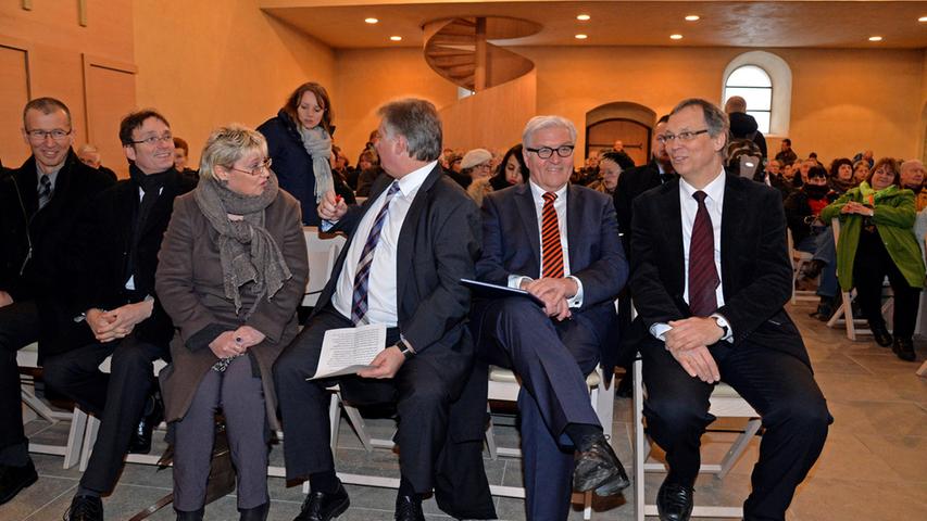 Steinmeier selbst ging schließlich auch an das Redepult. "Ich bin gerne hier nach Nürnberg gekommen, um mit meinem Vortrag den Wiederaufbau von St. Martha zu unterstützen", sagte der Außenminister.