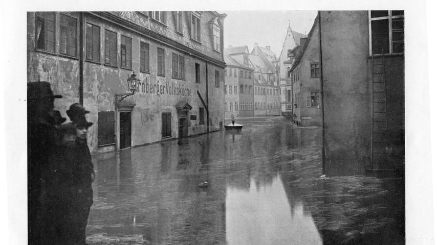 Das Wasser versperrte den Leuten den Weg zur Nürnberger Volksküche in der Talgasse.