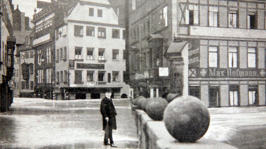 Im Jahr 1909: Von der Museumsbrücke schauen nur noch die Poller aus dem Wasser, so hoch stieg die Pegnitz damals.