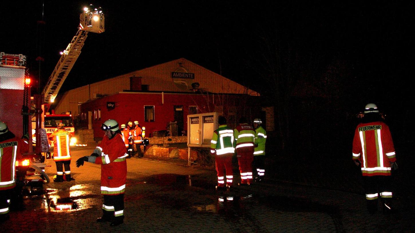 Am ersten Weihnachtsfeiertag war ein Brand in der Worzeldorfer Tennishalle ausgebrochen. Die Feuerwehr konnte diesen aber schnell löschen.