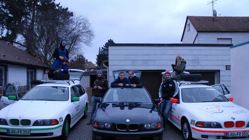 Endlich ist die Runde komplett: Das dritte Auto ist mit an Bord. Das Franken-Racing Team um Philip, Max, Dominik (ein Bekannter), Simon, Philipp und Laura präsentieren stolz ihre drei Errungenschaften.