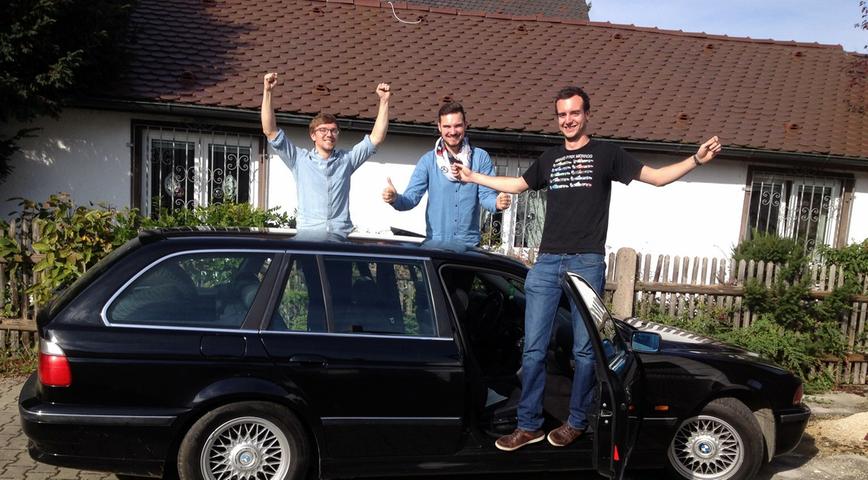 Der Startschuss für die Vorbereitungen für die Allgäu Orient Rallye: Philip, Phillipp und Max (von links) vom Franken-Racing-Team freuen sich über den ersten Autokauf im Oktober 2014.