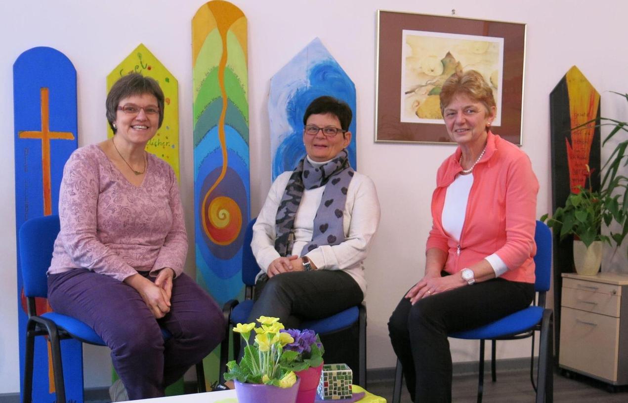 Sind aktiv im Hospizverein Eckental (von links): Dorothea Horlamus, Dorothea Fink, Frieda Meier. An der Wand lehnen Gedenkbretter.