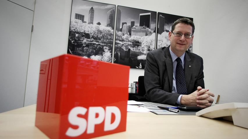 Die SPD befürwortet die 850-Eu­ro- Mindestrente und die Rente mit 67. Unabhängig davon soll jeder ab 63 abschlagsfrei in Rente gehen dürfen, wenn er 45 Jahre versichert war. Zugleich will die SPD Eltern ei­nen Rentenbonus gewähren und die ge­setzliche Rentenversicherung auf Selbstständige ausweiten.