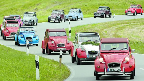 Was der VW Käfer für die Deutschen, der Mini für die Briten und der Fiat 500 für die Italiener war, das war die Ente von Citroën für die Franzosen. Die Ente, die offiziell ganz nüchtern "2 CV" hieß, ist mehr als ein Auto: Sie ist ein Lebensgefühl. Ihre Bauzeit erstreckte sich über sechs Jahrzehnte, von 1949 bis 1990.