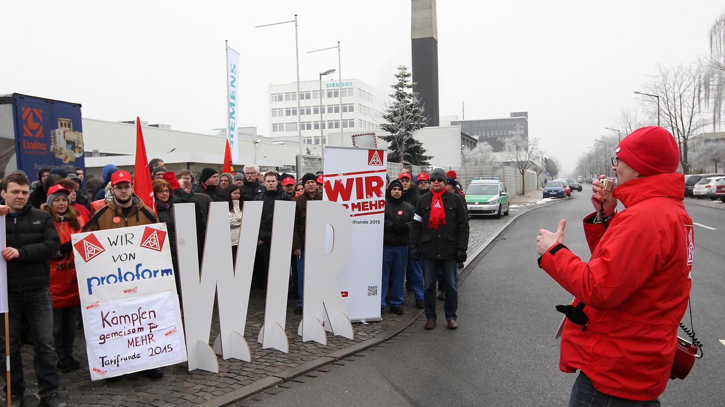 Wir für mehr“: Unter diesem Motto versammelten sich vor dem Siemens-Werkstor auf der Hardhöhe Beschäftigte, der IGM-Bevollmächtigte Reiner Gehring untermauerte die Gewerkschaftsforderungen.