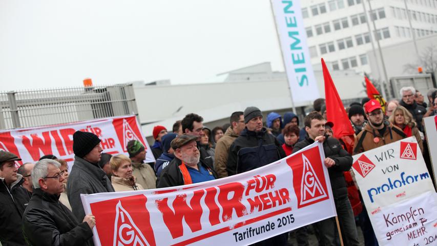 Unter dem Motto "Wir für mehr" sind am Mittwoch bundesweit tausende Menschen in den Warnstreik getreten. Auch bei Siemens in Fürth legten Hunderte die Arbeit nieder.