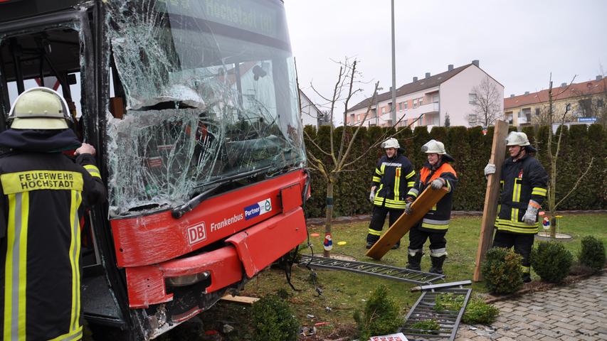 Durch den Zaun an die Mauer: Höchstadter Linienbus auf Abwegen