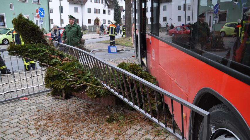 Durch den Zaun an die Mauer: Höchstadter Linienbus auf Abwegen
