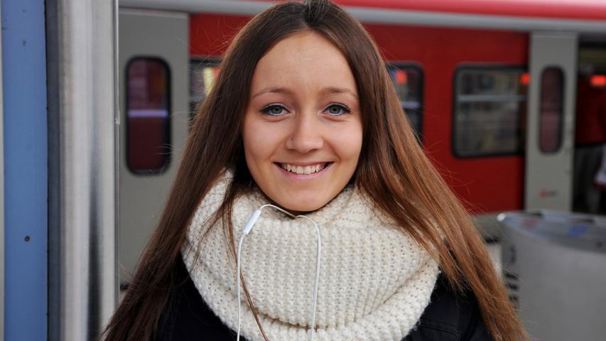 "Ich habe keine Vorstellung, was genau der Betreiber-Wechsel bedeutet. Ein neues Zugmodell braucht es nicht, finde ich. Und ich befürchte, dass die Bahnpreise dann wieder teurer werden", sagt die 18-jährige Auszubildende Natalja Arnt aus Fürth, die täglich mit der S-Bahn in die Arbeit fährt.