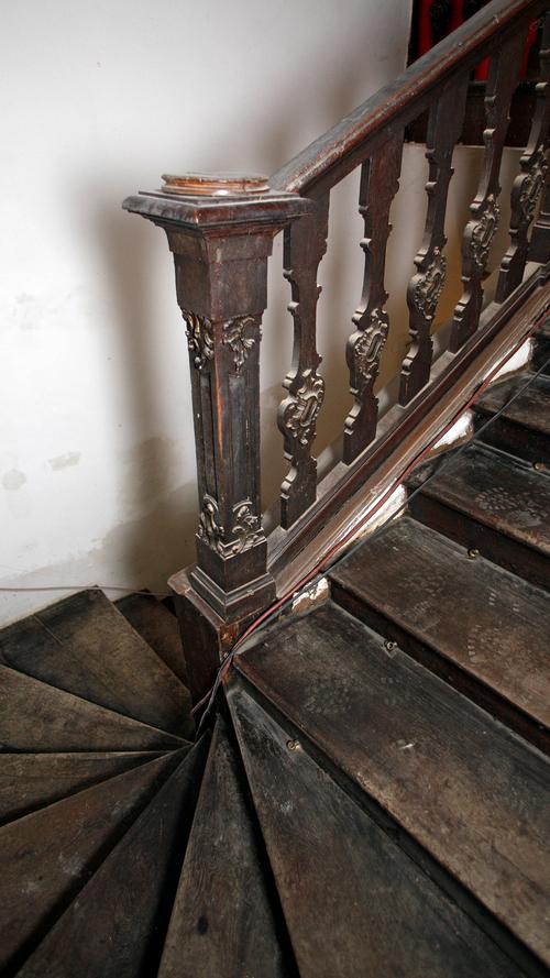 Die Holztreppe im Schloss ist mit muschelförmigen Ornamenten verziert.