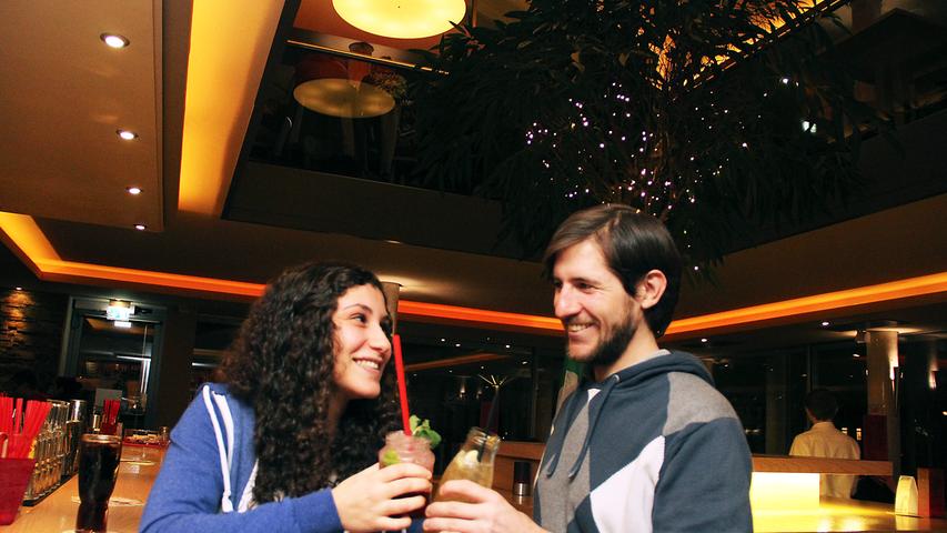 Fatme Ahmad kommt schon seit etwa vier Jahren regelmäßig ins Aposto . Entweder auf einen Cocktail oder wie an diesem Abend auf einen eigens von den Barkeepern für sie kreierten alkoholfreien Virgin Raspberry Mojito. Aber nicht nur die Drinks locken sie in die Bar. "Hier gibt es eine der geilsten Pizzen der Stadt", sagt Fatme. Die Studentin mag die gemütliche Atmosphäre und vor allem den Olivenbaum in der Mitte des Raumes, das Highlight im Aposto. Jens Müller, seit zweieinhalb Jahren Geschäftsführer des Aposto, freut sich, dass es Fatme immer wieder in seinen Laden zieht. "Die Gäste sind super", sagt er. Eigentlich hat Müller ein Diplom in Geographie. Nur: "Welchen Beruf kann man damit machen?", fragt er, um nach einer kurzen Pause selbst zu antworten: "Sehen Sie, und deshalb bin ich heute kein Geograph." Na dann, Prost! Fatme Ahmad kommt schon seit etwa vier Jahren regelmäßig ins Aposto . Entweder auf einen Cocktail oder wie an diesem Abend auf einen eigens von den Barkeepern für sie kreierten alkoholfreien Virgin Raspberry Mojito. Aber nicht nur die Drinks locken sie in die Bar. "Hier gibt es eine der geilsten Pizzen der Stadt", sagt Fatme. Die Studentin mag die gemütliche Atmosphäre und vor allem den Olivenbaum in der Mitte des Raumes, das Highlight im Aposto. Jens Müller, seit zweieinhalb Jahren Geschäftsführer des Aposto, freut sich, dass es Fatme immer wieder in seinen Laden zieht. "Die Gäste sind super", sagt er. Eigentlich hat Müller ein Diplom in Geographie. Nur: "Welchen Beruf kann man damit machen?", fragt er, um nach einer kurzen Pause selbst zu antworten: "Sehen Sie, und deshalb bin ich heute kein Geograph." Na dann, Prost!