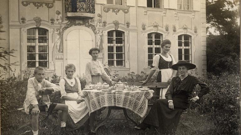 1917 erlebte die Familie Faber-Castell im Ersten Weltkrieg ein paar unbeschwerte Sommertage in Schloss Appelhof. Vor dem Schloss sitzen hier (von links) Graf Roland von Faber-Castell, der später jahrzehntelang das Stifte-Imperium leitete, Rolands Schwester Irmgard, eine Bedienstete, Schwester Elisabeth und (vermutlich) Mutter Ottilie in der Sonne.
