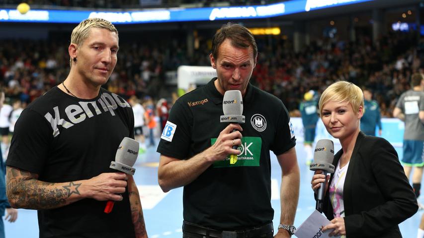 Wenn die Nationalmannschaft auf die besten Spieler der Bundesliga trifft, ist das Fernsehen nicht weit. Sport1-Moderatorin Anett Sattler interviewte Bundestrainer Dagur Sigurdsson (Mitte) und Experte Stefan Kretzschmar.