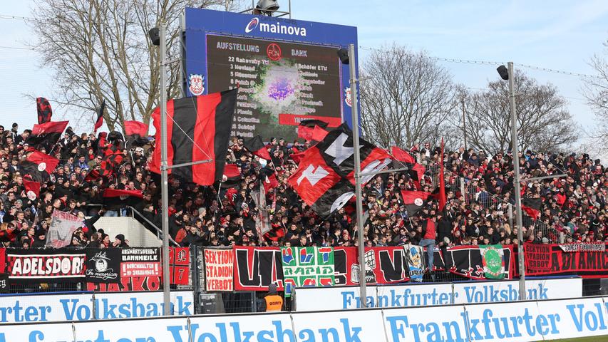 Heimspiel-Atmosphäre in Frankfurt: Etwa 4500 Club-Fans reisten mit ihrer Mannschaft an den Bornheimer Hang.