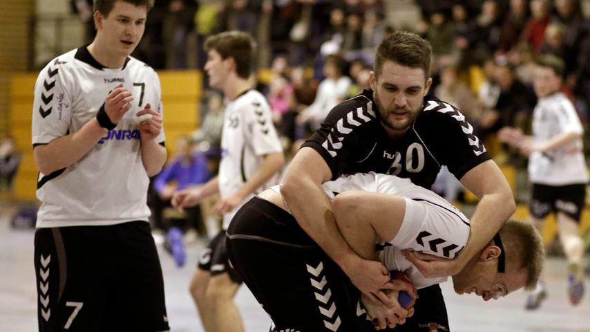 Die Handballer des HC Forchheim (in schwarz) verlieren in der Bezirksoberliga im Heimspiel gegen die HG Amberg mit 30:33.