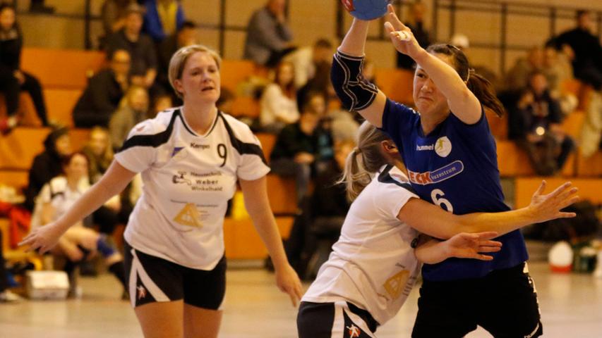 Die Handballerinnen des HC Forchheim (schwarz/blau) lassen in der Bezirksoberliga dem TSV Winkelhaid II beim 31:19-Heimsieg keine Chance.