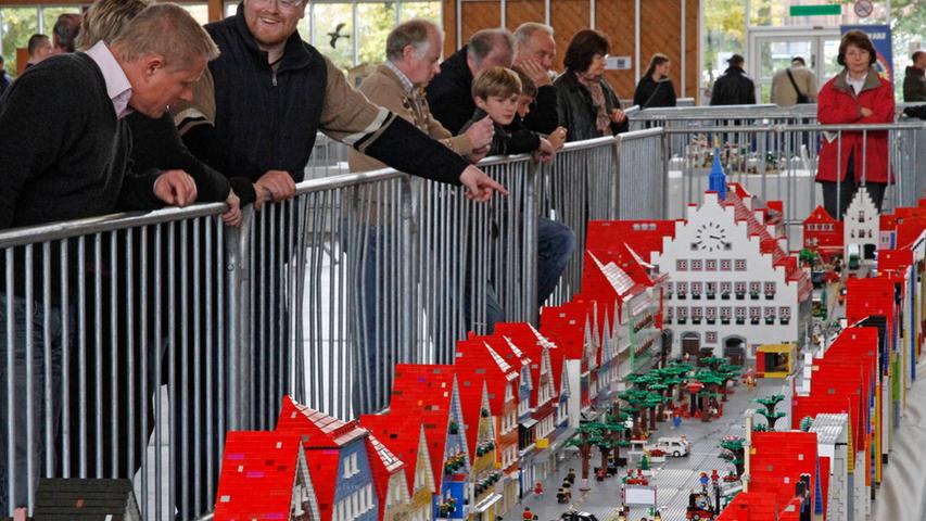 300.000 Lego-Steine und zweieinhalb Jahre Zeit hat der Neumarkter Herbert Meier aufgewendet, um die Neumarkter Marktstraße mit ihren mehr als 100 Häusern detailgetreu nachzubilden.