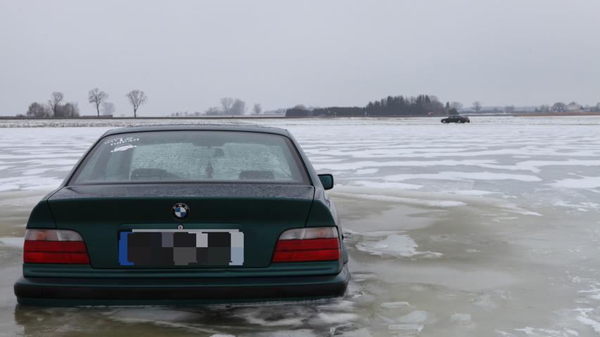 Fahranfänger bricht mit seinem BMW im Eis ein