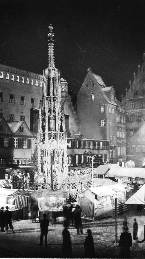 Von 1898 bis 1903 erschuf Baurat Heinrich Wallraff eine originalgetreue Nachbildung des Brunnens. Auf dem Bild von 1938 ist dieser noch in voller Pracht zu sehen. Kurze Zeit später...