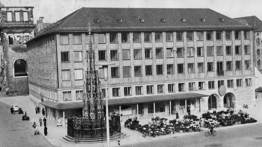 Am 12. November 1955 wird nach 18-monatiger Bauzeit das Rathaus der Stadt übergeben. Das Bild vom Hauptmarkt ist seitdem unverändert - lediglich die Marktstände findet man heute etwas versetzt.