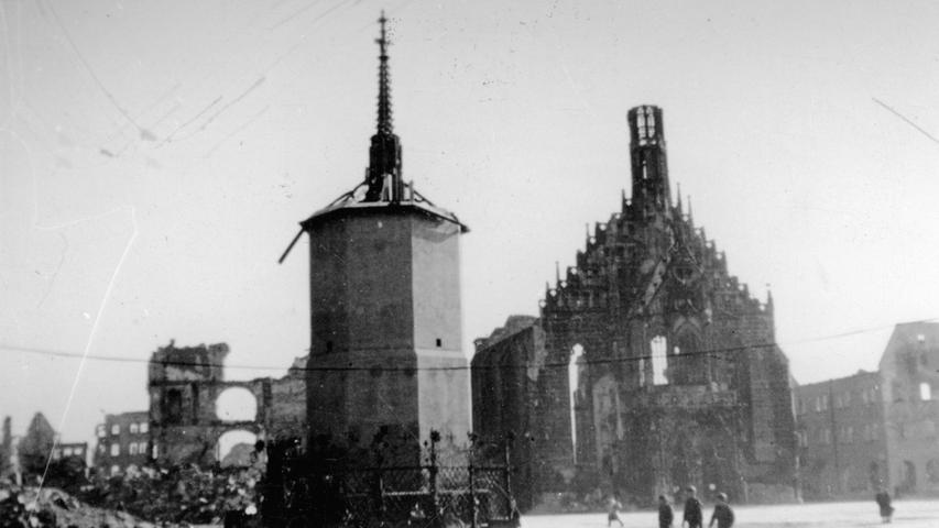 Nach dem schwersten Luftangriff auf Nürnberg am 2. Januar 1945 lag die gesamte Stadt in Schutt und Asche. Nur der Schöne Brunnen überstand in seinem Betonkorsett alle Angriffe unbeschadet.