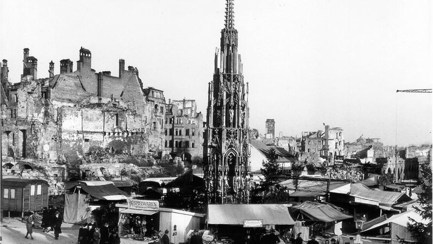 In den Trümmerjahren nach dem Krieg war der Schöne Brunnen für die Nürnberger der einzige Lichtblick. Das Bild zeigt den Christkindlesmarkt 1946.