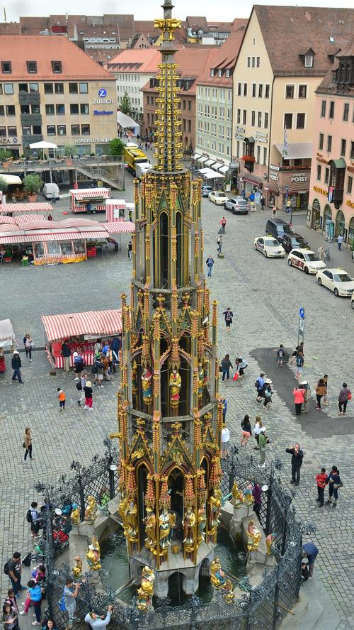 Doch ansonsten ist der figurengeschmückte, gotische Turm auf dem Hauptmarkt ein echter Hingucker.