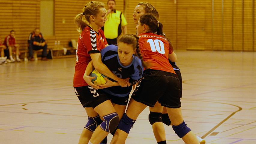 Die Buckenhofener Handball-Frauen (in blau) mussten eine 19:24-Heimniederlage gegen die Herzogenauracher Bayernliga-Reserve (rot) hinnehmen.