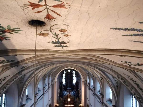 Die Decke der Klosterkirche St. Michael ist von zahlreichen Rissen geprägt.