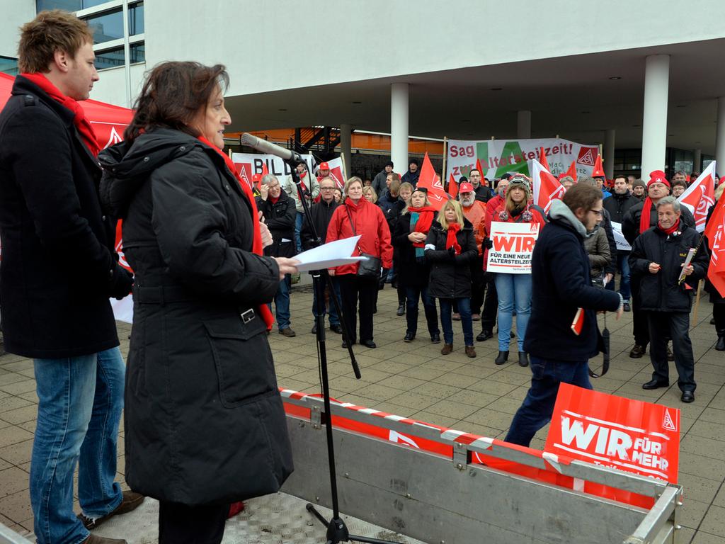 500 Siemens-Mitarbeiter bei IG-Metall-Warnstreik in Erlangen - Erlangen | Nordbayern